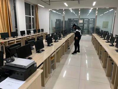 計(jì)算機(jī)學(xué)院學(xué)生黨員開(kāi)展志愿服務(wù)活動(dòng)，用專業(yè)技能服務(wù)師生